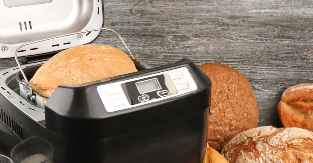 Broodbakmachine met vers brood